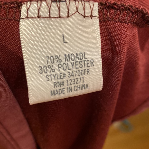 Sheer V neck long sleeve burgundy tunic with side pockets and pleated back - Picture 5 of 7